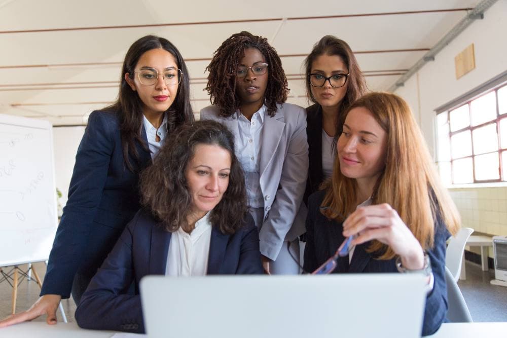 Equipe feminina do escritório CMS Advogados